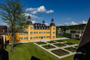 Schlosshotel Velden - Luxushotel Schloss am Wörthersee - Hotelbewertung Erfahrung - Berühmtes Luxushotel in Österreich am See - gelbes Schloss