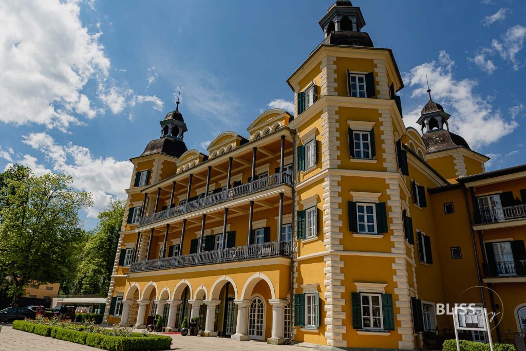 Schlosshotel Velden - Luxushotel Schloss am Wörthersee - Hotelbewertung Erfahrung - Berühmtes Luxushotel in Österreich am See - gelbes Schloss