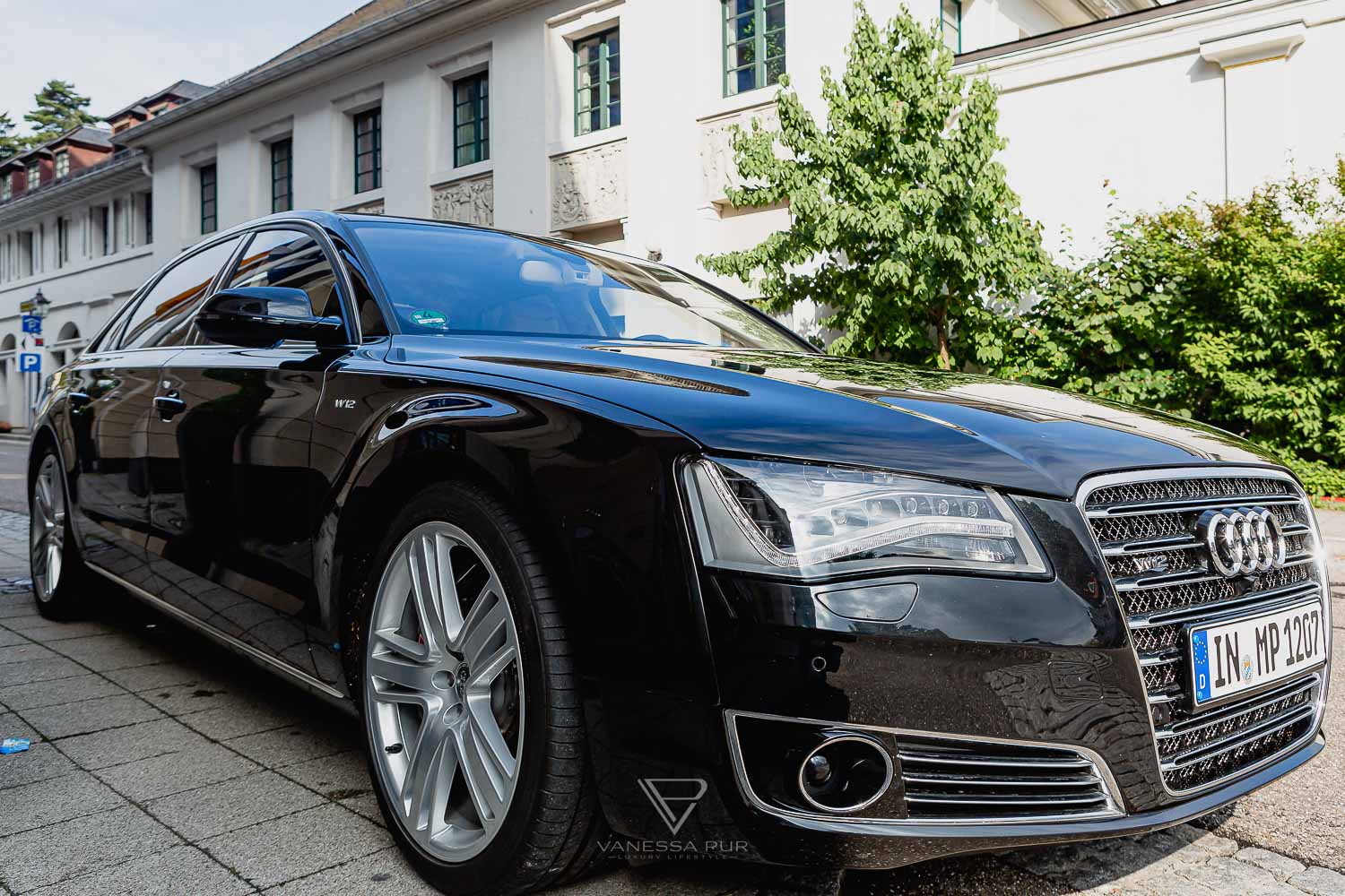 AUDI A8L 6.3 W12 - Fahrbericht mit Business Class Feeling und Luxus-Limousine Luxusauto mit Liegesitz im Test und Erfahrung zum Event als VIP