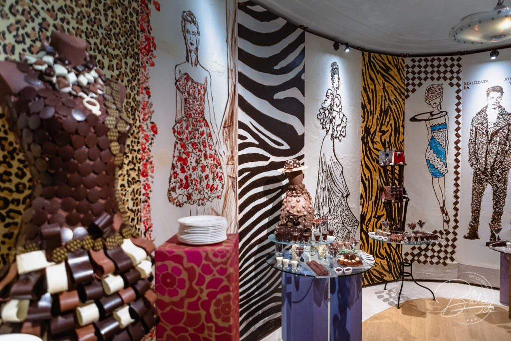 Ein Raum voller Schokolade - Der Schokoladenraum im Il Teatro - Brunch im Four Seasons Hotel Mailand mit ganz viel Schokolade. Ein Frühstücks Brunch mit extra Schokoladenraum. Ein Traum wird wahr mit Schoko-High-Heels, Schoko-Uhren und Schoko-Handtaschen