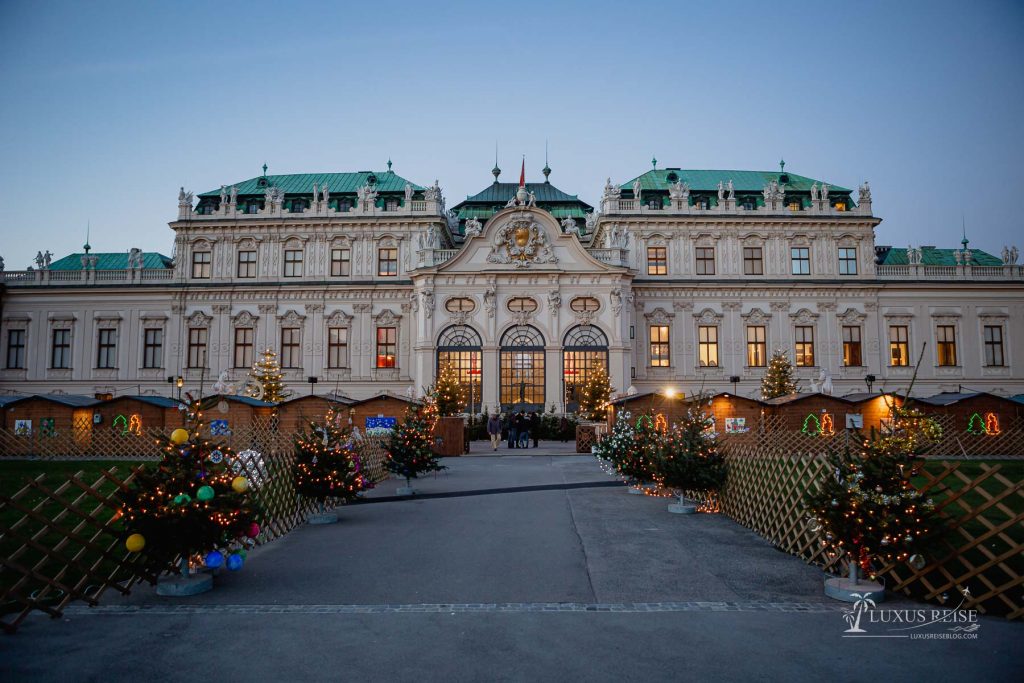 Weihnachtsstimmung Schloss Belvedere Wien Österreich - Abendstimmung und Schlosspark