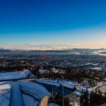 Sehenswürdigkeiten Oslo - Holmenkollen Aussicht - Skisprungschanze Holmenkollen Aussicht über Oslo als Wintersport Ort. Top Sehenswürdigkeit und Reisetipps Oslo. Aussicht von der Schanze,