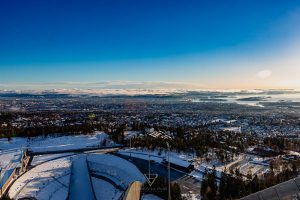 Sehenswürdigkeiten Oslo - Holmenkollen Aussicht - Skisprungschanze Holmenkollen Aussicht über Oslo als Wintersport Ort. Top Sehenswürdigkeit und Reisetipps Oslo. Aussicht von der Schanze,