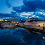 Griechenland Sonnenuntergang und Abendstimmung im Yachthafen mit Sternenhimmel im Luxushotel Luxus Resort Sani Hotel