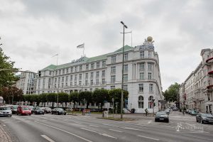 Atlantic Hotel Hamburg Kempinski - behind the scenes - Panorama of the Outer Alster Lake - Overnight stay at the Kempinski Hotel Atlantic Hamburg with a view of the Alster. Luxury hotel in Hamburg with tradition and history. Crusader