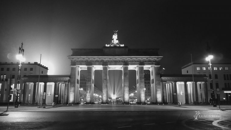 Sehenswürdigkeiten Berlin bei Nacht in schwarz-weiss