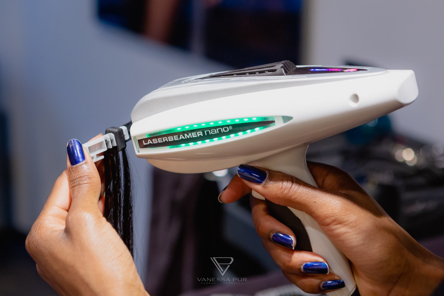 Hair extensions at Shan Rahimkhan - Extensions Hairdresser in Berlin 3 Hair extensions at Shan Rahimkhan - Extensions Hairdresser in Berlin - Shan Rahimkhan Salon in Berlin - hair extensions and hair thickening in Berlin experience