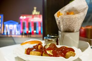 Quarré Restaurant Berlin - Golden Currywurst in Adlon Hotel - Eat Currywurst in Berlin with a view of the Brandenburg Gate in the Kempinski Adlon luxury hotel - Golden Currywurst with gold leaf in Berlin in ADLON Hotel Kempinski Order Currywurst, Restaurant Quarré