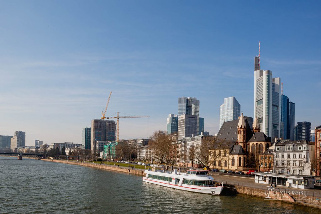 Frankfurt Sehenswürdigkeiten Luxus Stadtrundfahrt mit Style - Maserati Quattroporte SQ4 - Luxus erleben