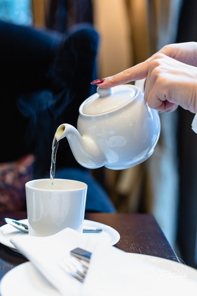 High Tea Ceremony - Kempinski Hotel Frankfurt - Afternoon Tea K-Lounge - Entspannung in der K Lounge im Kempinski Hotel Frankfurt Gravenbruch in der K-Lounge zur High Tea Ceremony. Tradition im Kempinski Frankfurt mit Scones and clotted cream