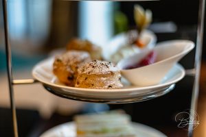 High Tea Ceremony - Kempinski Hotel Frankfurt - Afternoon Tea K-Lounge - Entspannung in der K Lounge im Kempinski Hotel Frankfurt Gravenbruch in der K-Lounge zur High Tea Ceremony. Tradition im Kempinski Frankfurt mit Scones and clotted cream