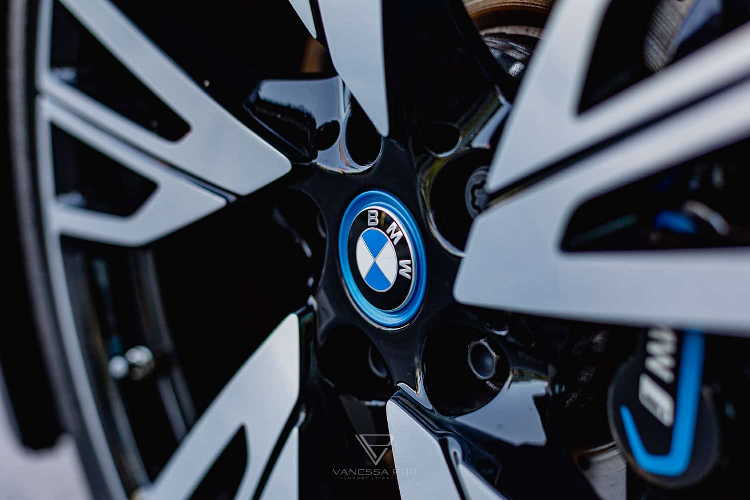 BMW i8 Plugin Hybrid - Motorsport Fahrerlebnis Elektromotor 13 BMW i8 Plugin Hybrid - Motorsport Fahrerlebnis Elektromotor BMW i8 - Luxussportwagen - Fahrgefühl - erster Eindruck