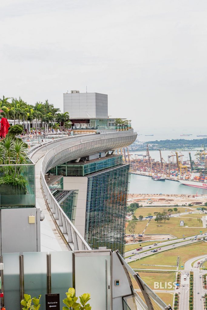 Sehenswürdigkeiten Singapur - Marina Bay Sands SkyPark - Singapur - Marina Bay Sands - Aussicht - Plattform - Reisetipps - Marina Bay Sands - Skydeck - Shopping Mall - Riesenrad Ferris Wheel - Singapore Flyer - Aussicht vom Skydeck - Größte Pool der Welt -