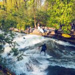 Eisbachwelle München - Surfen im Eisbach - Canon Werbedreh - Surfen am Eisbach München - Come and See - Canon Werbedreh - Tao, Karina, Alex - Samo Vidic - Kampagne Herbst 2016 - Autumn/Winter 16/17 - Surfen auf dem Eisbach, München, Prinzregentenstraße