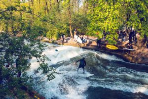 Eisbachwelle München - Surfen im Eisbach - Canon Werbedreh - Surfen am Eisbach München - Come and See - Canon Werbedreh - Tao, Karina, Alex - Samo Vidic - Kampagne Herbst 2016 - Autumn/Winter 16/17 - Surfen auf dem Eisbach, München, Prinzregentenstraße