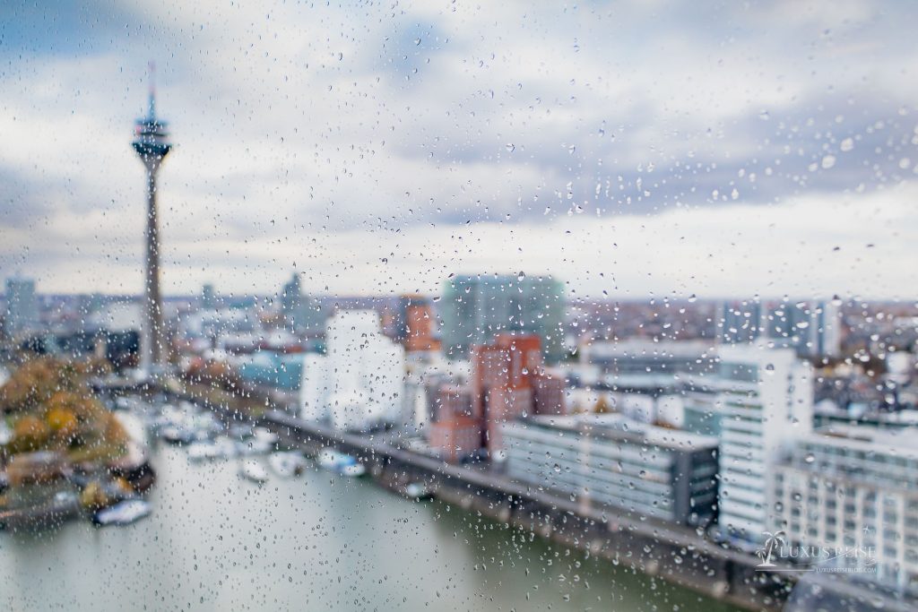 Hyatt Regency Hotel Düsseldorf am Medienhafen - Exklusiver Trip am Wochenende - Luxus mit Rheinblick - Gourmetküche, Luxuszimmer mit Ausblick und Sonnenuntergang und Sonnenaufgang über Düsseldorf