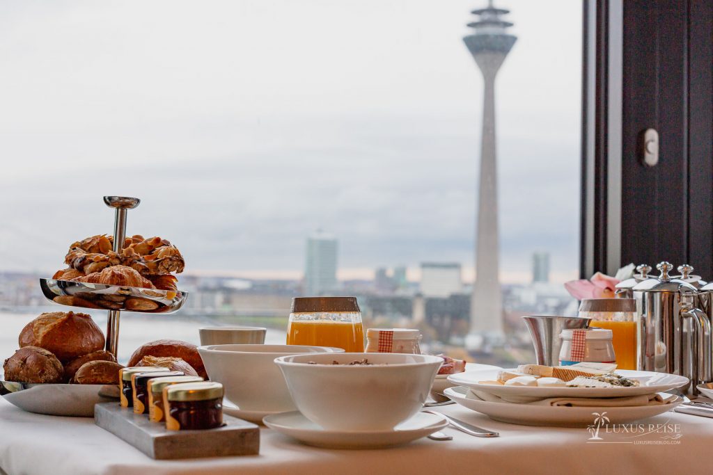 Hyatt Regency Hotel Düsseldorf am Medienhafen - Exklusiver Trip am Wochenende - Luxus mit Rheinblick - Gourmetküche, Luxuszimmer mit Ausblick und Sonnenuntergang und Sonnenaufgang über Düsseldorf