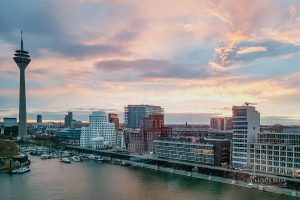 Hyatt Regency Hotel Düsseldorf am Medienhafen - Exklusiver Trip am Wochenende - Luxus mit Rheinblick - Gourmetküche, Luxuszimmer mit Ausblick und Sonnenuntergang und Sonnenaufgang über Düsseldorf