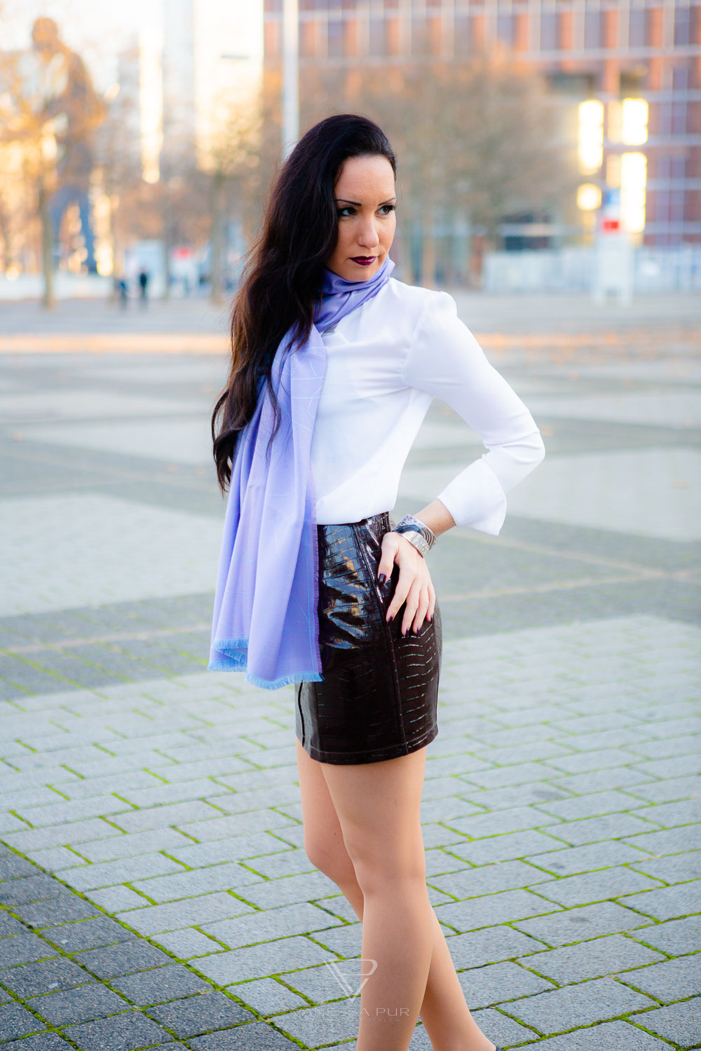 FREYWILLE - Kunst und Outfit kombinieren - luxuriöser Schmuck - zeitlose Eleganz - Armreifen DIVA mit Gemälde - Pashmina Tuch aus Seide - Designer-High-Heels - Luxusblogger Luxus-Lifestyle Modeblog