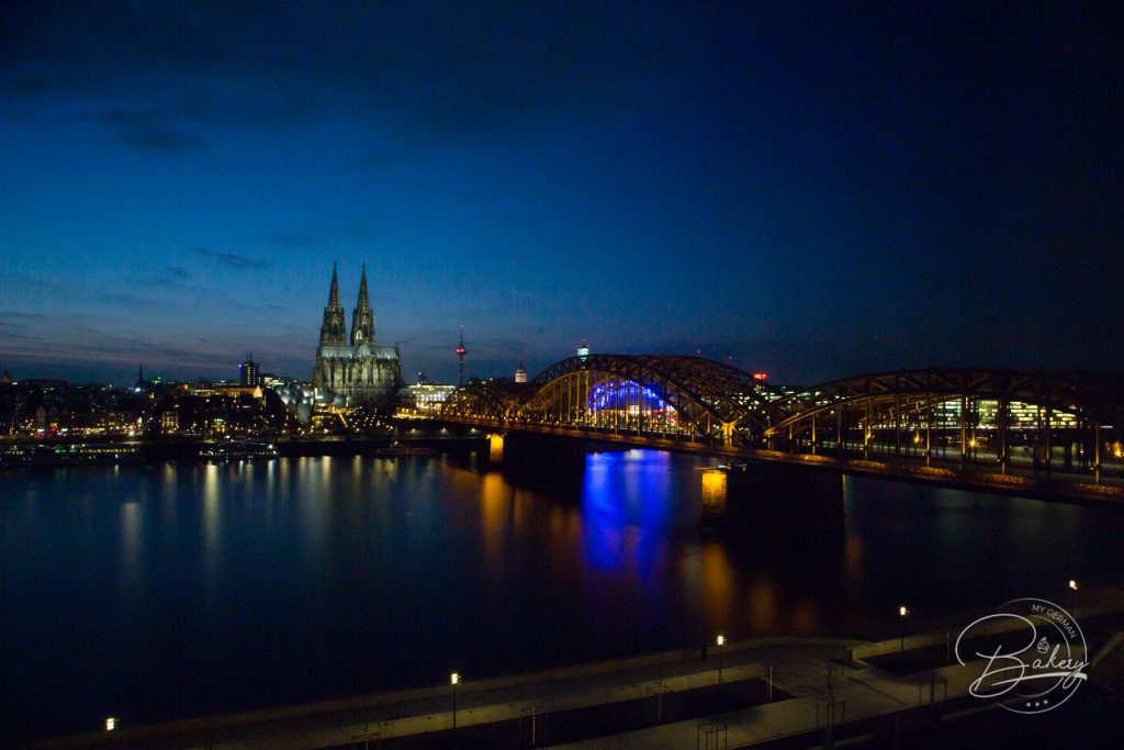 GLASHAUS Restaurant Köln - Lavasteine mit Dom Blick im Hyatt Köln - Glashaus Restaurant Köln - Steak Restaurant - Hyatt Köln mit Rheinblick Domblick - Steakhouse im Hyatt Hotel in Köln - Restaurant mit Domblick in Köln mit Steaks vom Lavastein. Jonas Wüstner und sein Küchenteam bieten internationale Küche mit kulinarischen Highlights