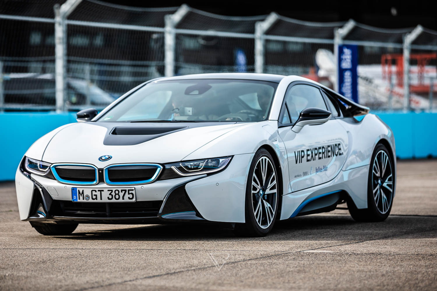 BMW i8 Fahrerlebnis auf der Formel E Rennstrecke in Berlin - Rennstrecke & Fahrerlebnis - HarmanKardon GetElectrified Formel E Grand Prix Berlin - BMW Motorsport Event und Driving Experience mit BMW i8 ECar