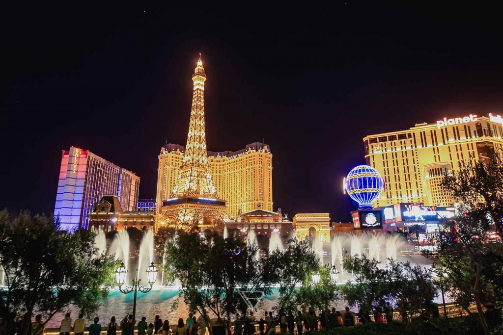 Erfahrung im Bellagio Hotel Eindruck in Las Vegas, Nevada am Strip. Berühmtes Hotel mit Brunnen und Wasserspielen mit Musik. Übernachten im Bellagio