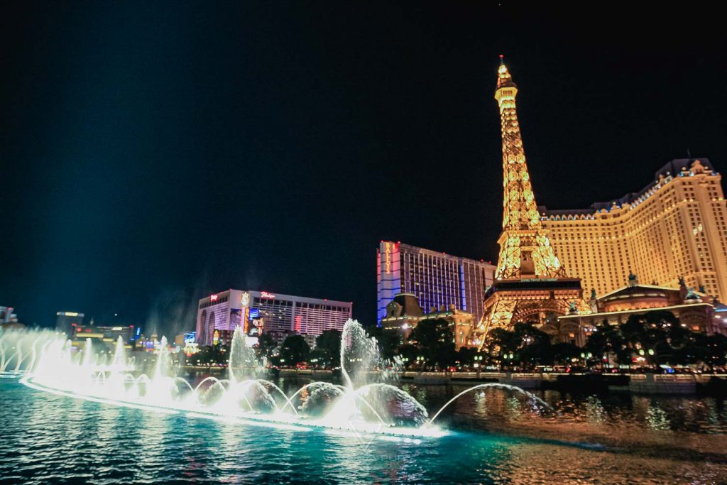 Erfahrung im Bellagio Hotel Eindruck in Las Vegas, Nevada am Strip. Berühmtes Hotel mit Brunnen und Wasserspielen mit Musik. Übernachten im Bellagio