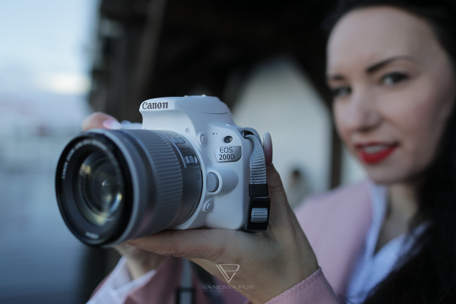 CANON 200D - The entry-level camera for bloggers, YouTuber, amateur photographers - CANON EOS 200D Rebel SL2 Review Test - Photos - Entry-level camera and evaluation of the white SLR DSLR for bloggers and YouTuber - Technology Blogger - Experience and Impressions