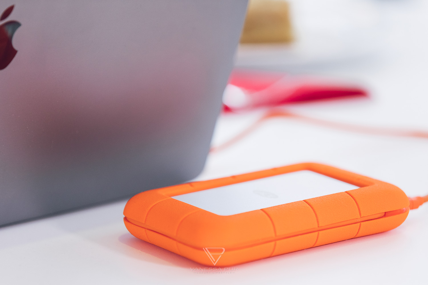 LaCie Rugged Thunderbolt USB 3.0 1TB SSD hard drive in review - high-speed for video editing? La Cie Rugged USB-C 1TB SSD external hard drive - review, experience and product test of the harddrive for youtuber, blogger, videographer and photographer - Tech Blog Vanessa Pur