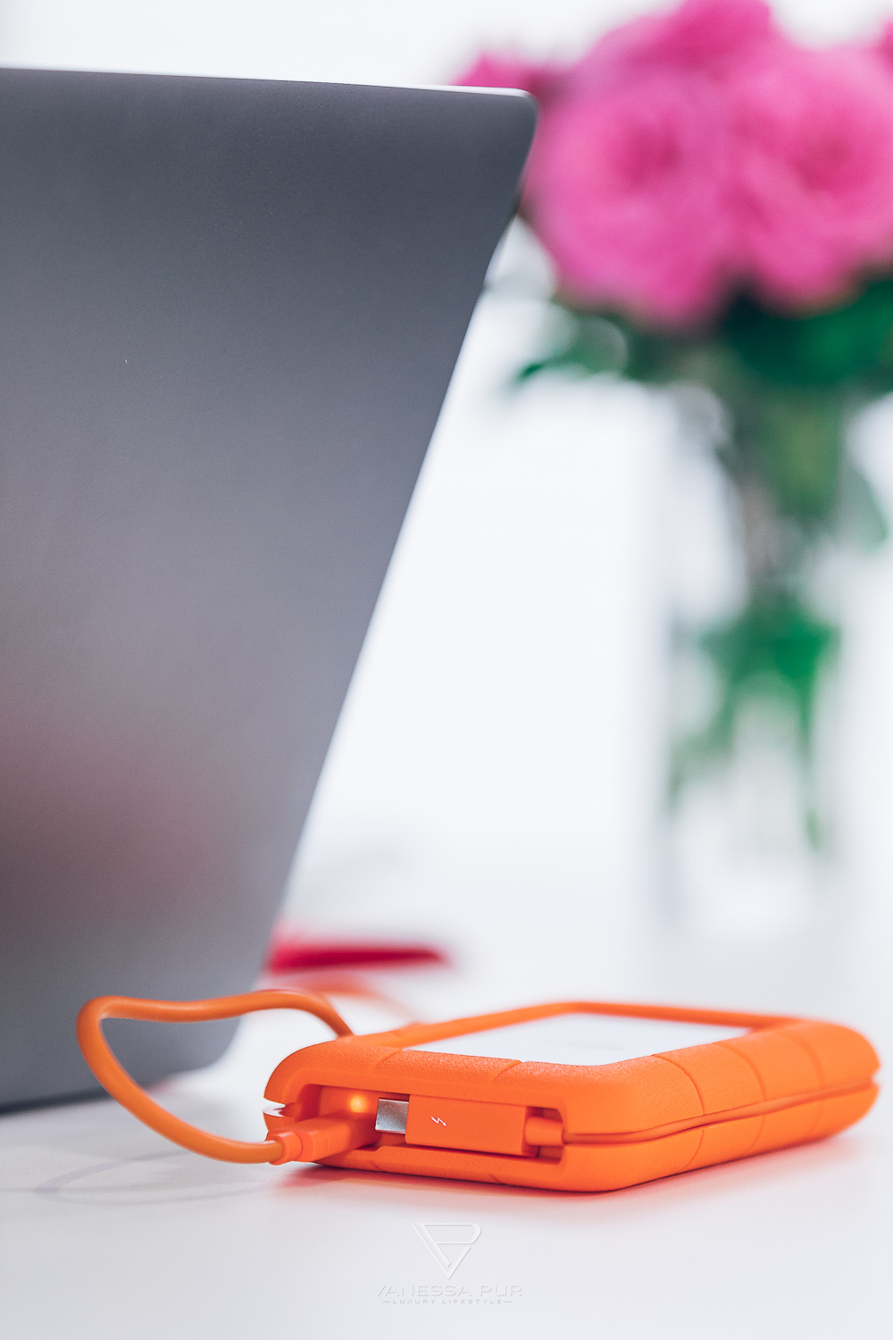 LaCie Rugged Thunderbolt USB 3.0 1TB SSD hard drive in review - high-speed for video editing? La Cie Rugged USB-C 1TB SSD external hard drive - review, experience and product test of the harddrive for youtuber, blogger, videographer and photographer - Tech Blog Vanessa Pur