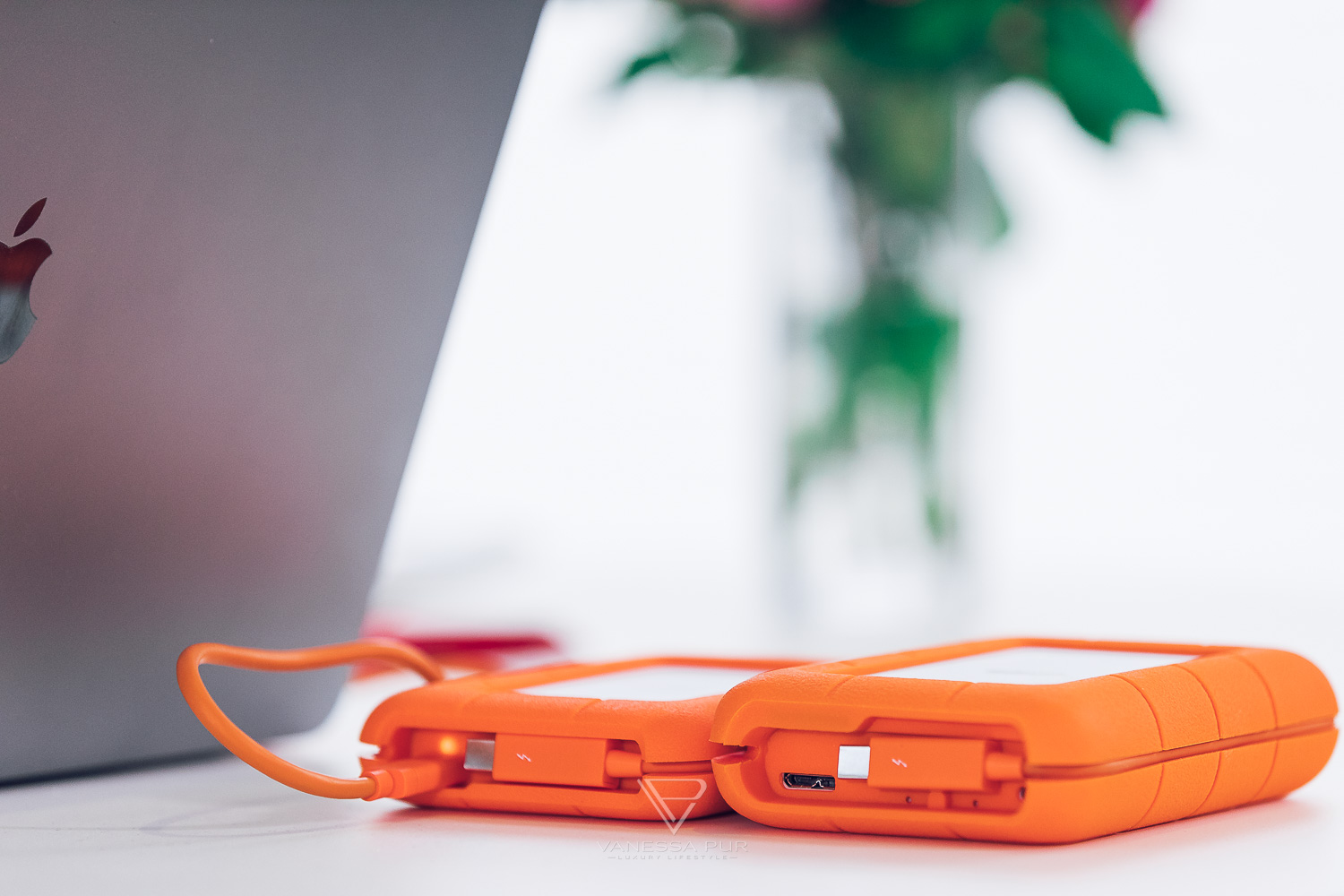 LaCie Rugged Thunderbolt USB 3.0 1TB SSD hard drive in review - high-speed for video editing? La Cie Rugged USB-C 1TB SSD external hard drive - review, experience and product test of the harddrive for youtuber, blogger, videographer and photographer - Tech Blog Vanessa Pur