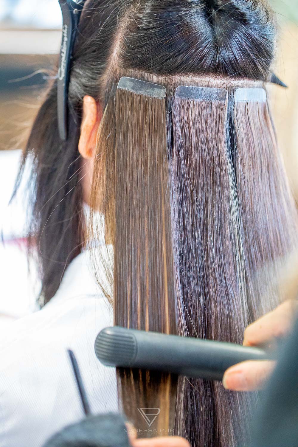 Why I wear tape extensions - Advantages - Best hairdresser for tape extensions? Advantages of tape extensions? Is it possible to mix colors? How are tapes used? Tape extensions FAQ and frequently asked questions