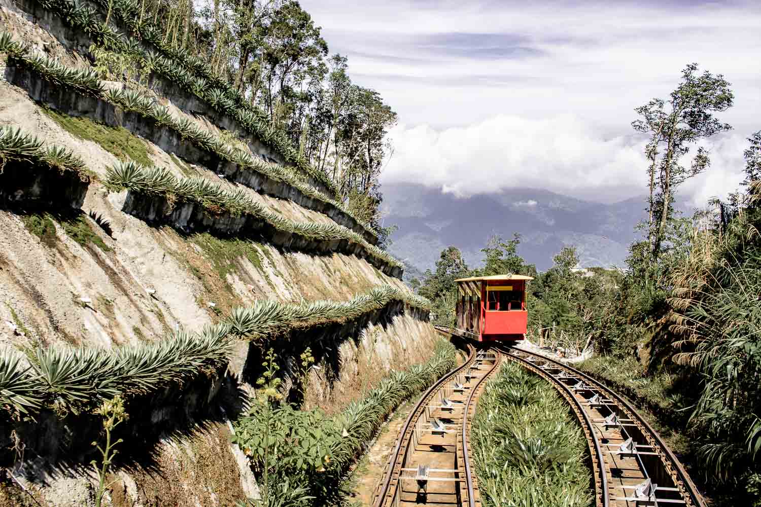 Vietnam sightseeing top 10 - Da Nang region - Travel tips for Vietnam sightseeing top 10 from Da Nang region. Beaches, Hands Bridge Golden Bridge, Marble Mountains, Museum - Scenic Spots Da Nang Hoi An Vietnam - Top10 Must See Places Vietnam - Travel blog Asia