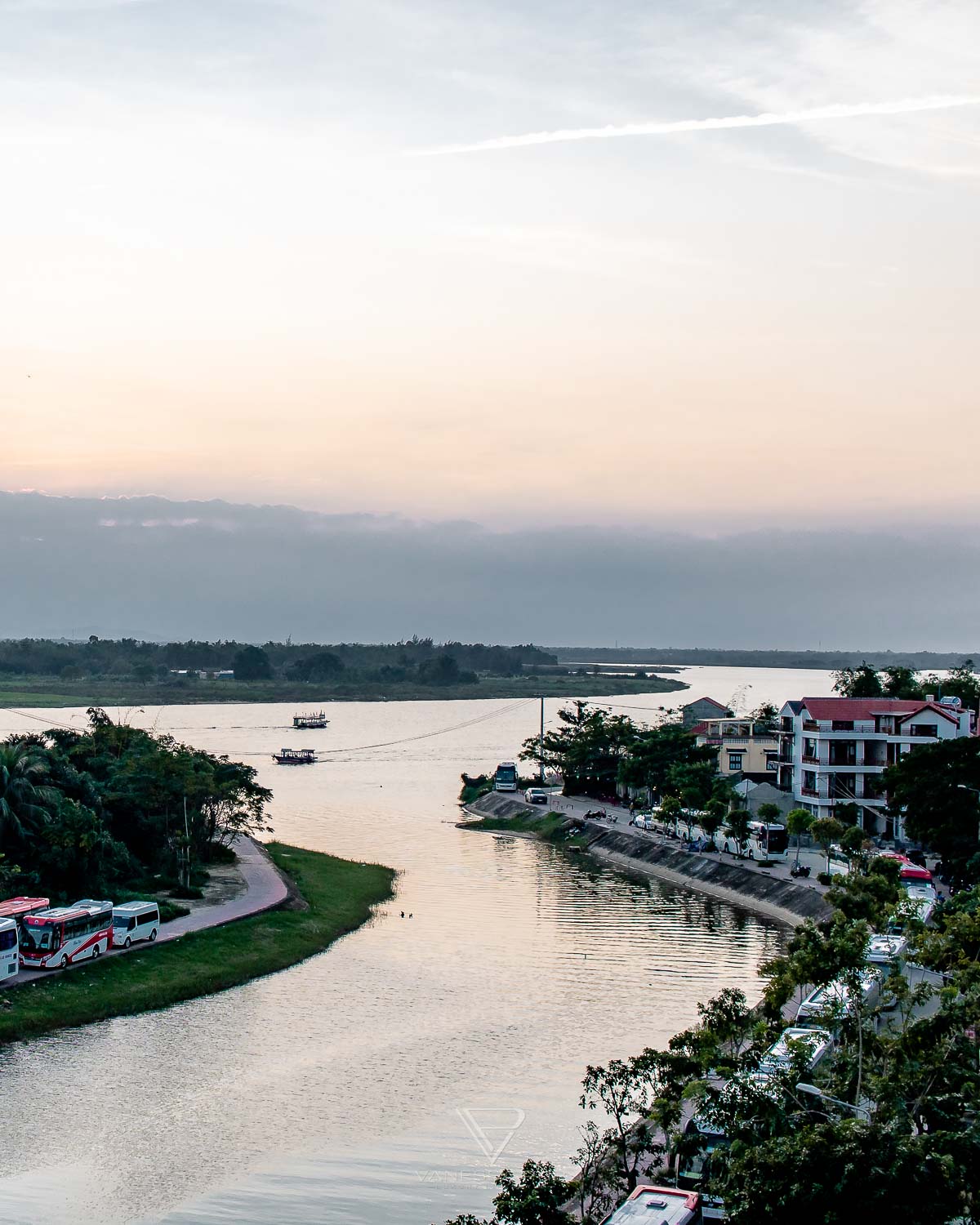Vietnam sightseeing top 10 - Da Nang region - Travel tips for Vietnam sightseeing top 10 from Da Nang region. Beaches, Hands Bridge Golden Bridge, Marble Mountains, Museum - Scenic Spots Da Nang Hoi An Vietnam - Top10 Must See Places Vietnam - Travel blog Asia