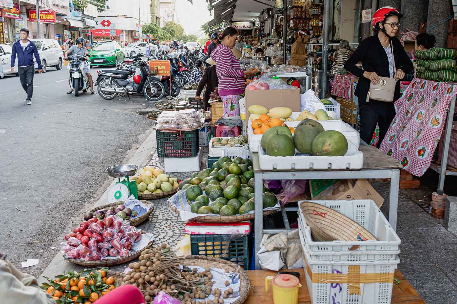 Vietnam sightseeing top 10 - Da Nang region - Travel tips for Vietnam sightseeing top 10 from Da Nang region. Beaches, Hands Bridge Golden Bridge, Marble Mountains, Museum - Scenic Spots Da Nang Hoi An Vietnam - Top10 Must See Places Vietnam - Travel blog Asia