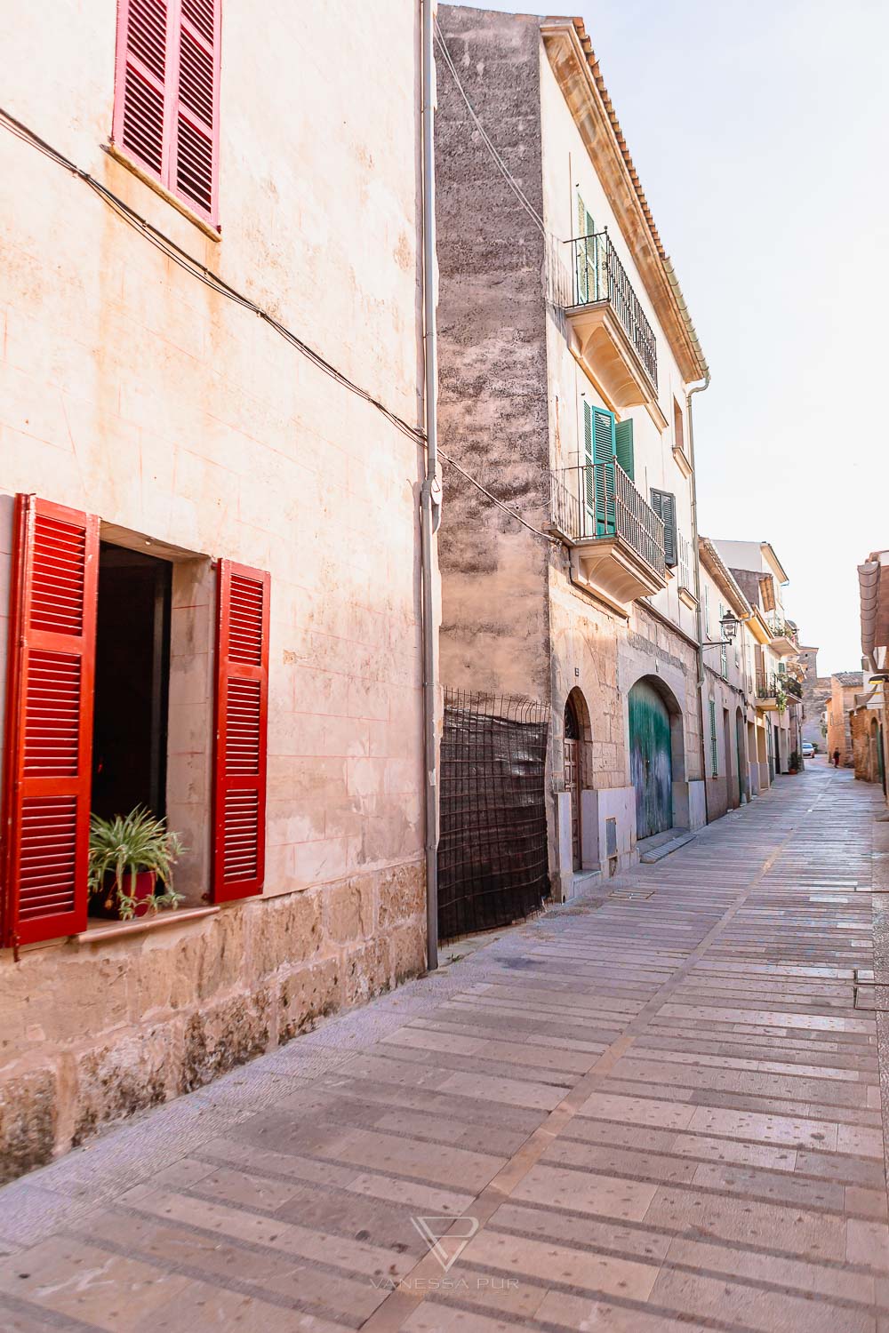 Alcudia Mallorca - historic old town and modern life - Alcudia Mallorca in Spain - tourists and hotels on the Mediterranean Sea, cycling routes, golf courses, beautiful historic old town, port