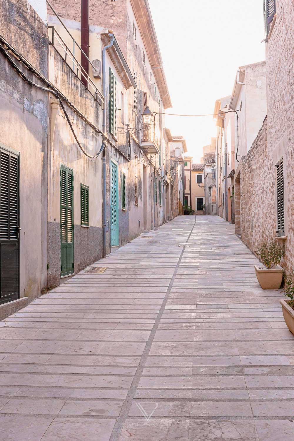 Alcudia Mallorca - historic old town and modern life - Alcudia Mallorca in Spain - tourists and hotels on the Mediterranean Sea, cycling routes, golf courses, beautiful historic old town, port