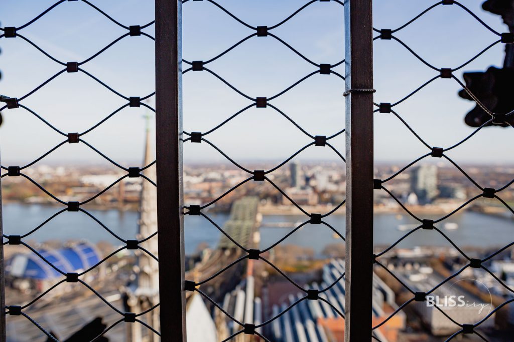 Sehenswürdigkeiten Köln - Kölner Dom Turmbesteigung und Aussicht - Aufstieg Kölner Dom, Köln - Anzahl Treppen, Aussicht, Preis - Sehenswürdigkeiten Köln - Dombesteigung und Aussicht vom Dom, 530 Treppen Stufen zur Domspitze, Aussichtsplattform mit Graffiti