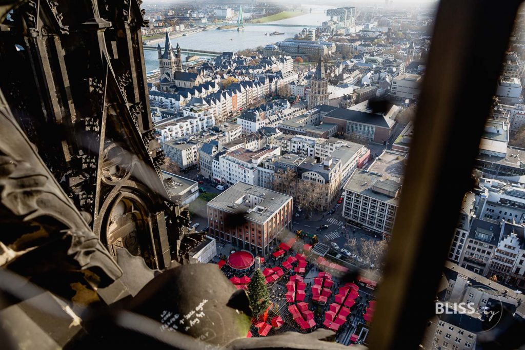 Sehenswürdigkeiten Köln - Kölner Dom Turmbesteigung und Aussicht - Aufstieg Kölner Dom, Köln - Anzahl Treppen, Aussicht, Preis - Sehenswürdigkeiten Köln - Dombesteigung und Aussicht vom Dom, 530 Treppen Stufen zur Domspitze, Aussichtsplattform mit Graffiti