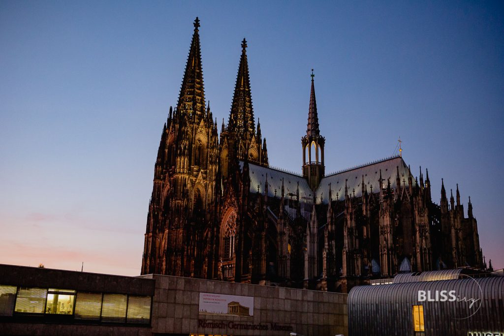 Sehenswürdigkeiten Köln - Kölner Dom Turmbesteigung und Aussicht - Aufstieg Kölner Dom, Köln - Anzahl Treppen, Aussicht, Preis - Sehenswürdigkeiten Köln - Dombesteigung und Aussicht vom Dom, 530 Treppen Stufen zur Domspitze, Aussichtsplattform mit Graffiti