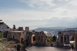 Travel tips Taormina - Sights in Sicily - Greek theater, alleys, market square, Grand Hotel Timeo, view, bay