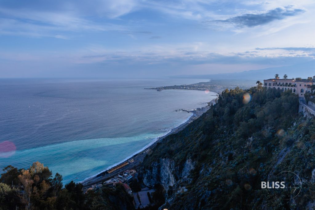 Travel tips Taormina - Sights in Sicily - Greek theater, alleys, market square, Grand Hotel Timeo, view, bay