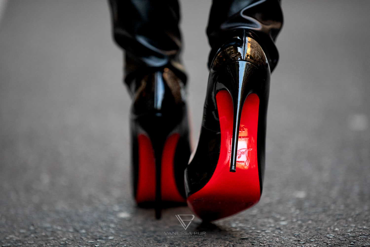 Buying Louboutin high heels - what you should know beforehand - Designer Pumps Christian Louboutin - fashion blogger and luxury blog Vanessa Pur - VANESSA PUR - YouTube Channel - Patreon Girl - Instagram - Feminine elegant fashion looks always with high heels