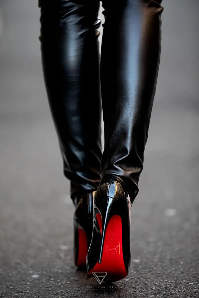 Louboutin High Heels kaufen - was sollte ich vorher wissen? 3 Louboutin High Heels kaufen - was sollte ich vorher wissen? Fashion Blog Hamburg - Designer Pumps Christian Louboutin - Modebloggerin und Luxusblog Vanessa Pur - VANESSA PUR - YouTube Channel - Patreon Girl - Instagram - Feminine elegant fashion looks always with high heels
