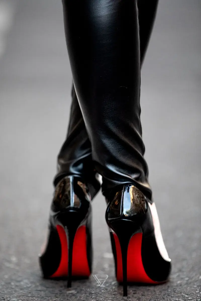 Louboutin High Heels kaufen - was sollte ich vorher wissen? 2 Louboutin High Heels kaufen - was sollte ich vorher wissen? Fashion Blog Hamburg - Designer Pumps Christian Louboutin - Modebloggerin und Luxusblog Vanessa Pur - VANESSA PUR - YouTube Channel - Patreon Girl - Instagram - Feminine elegant fashion looks always with high heels