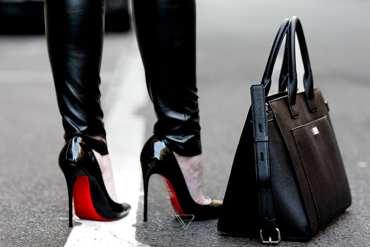 Buying Louboutin high heels - what you should know beforehand - Designer Pumps Christian Louboutin - fashion blogger and luxury blog Vanessa Pur - VANESSA PUR - YouTube Channel - Patreon Girl - Instagram - Feminine elegant fashion looks always with high heels