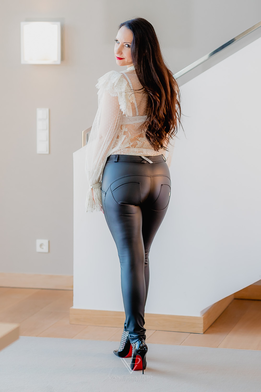 Vanessa Pur - Tight leather pants, transparent blouse and sexy high heels - leather pants outfit - Tight leather pants, transparent blouse with ruffles and sexy high heels in patent with fishnet stockings. My leather pants outfit with ruffle blouse - Confident feminine elegant fashion looks with high heels