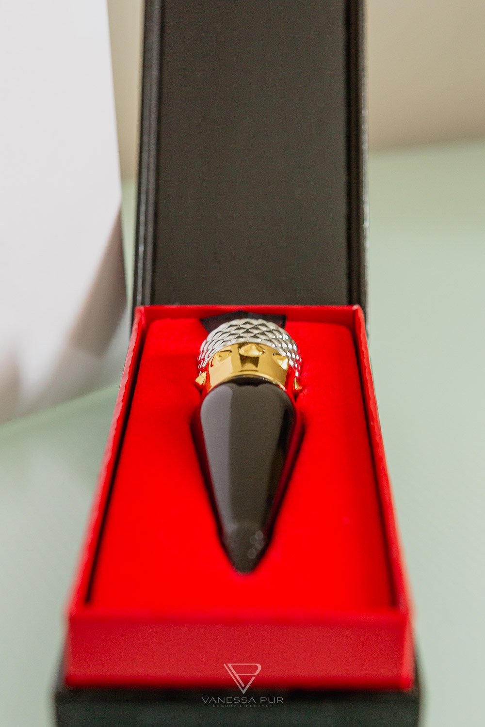 Christian Louboutin Lipstick - Rouge Louboutin Silky Satin 001 4 Christian Louboutin Lipstick - Rouge Louboutin Silky Satin 001 - Christian Louboutin Lipstick - Beautyblog - Beautyprodukte - Lipstick Rouge - RedSoles - Louboutin-Pumps