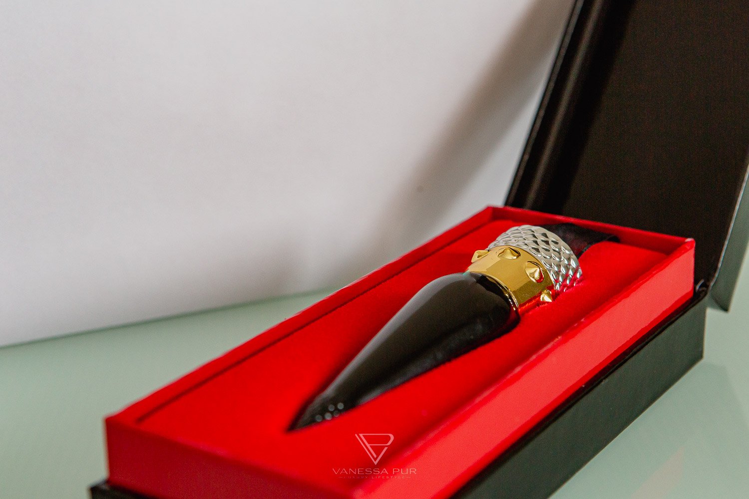Christian Louboutin Lipstick - Rouge Louboutin Silky Satin 001 1 Christian Louboutin Lipstick - Rouge Louboutin Silky Satin 001 - Christian Louboutin Lipstick - Beautyblog - Beautyprodukte - Lipstick Rouge - RedSoles - Louboutin-Pumps