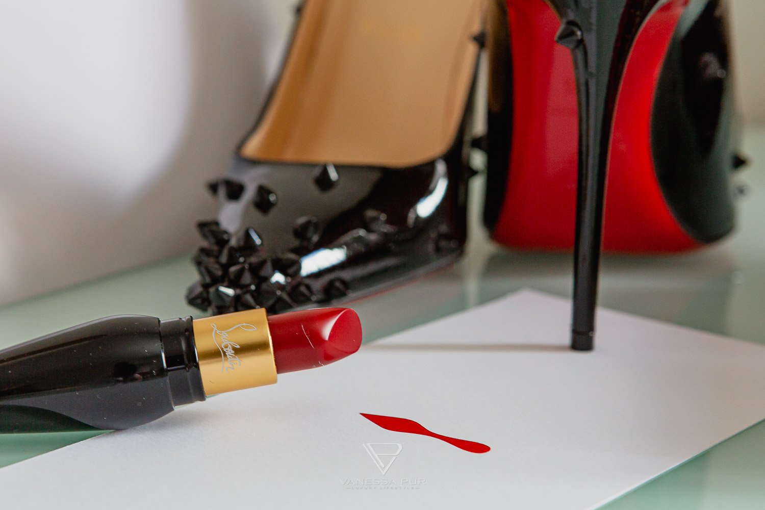 Buying Louboutin high heels – what you should know beforehand 5 Christian Louboutin Lipstick - Rouge Louboutin Silky Satin 001 - Christian Louboutin Lipstick - Beautyblog - Beautyprodukte - Lipstick Rouge - RedSoles - Louboutin-Pumps
